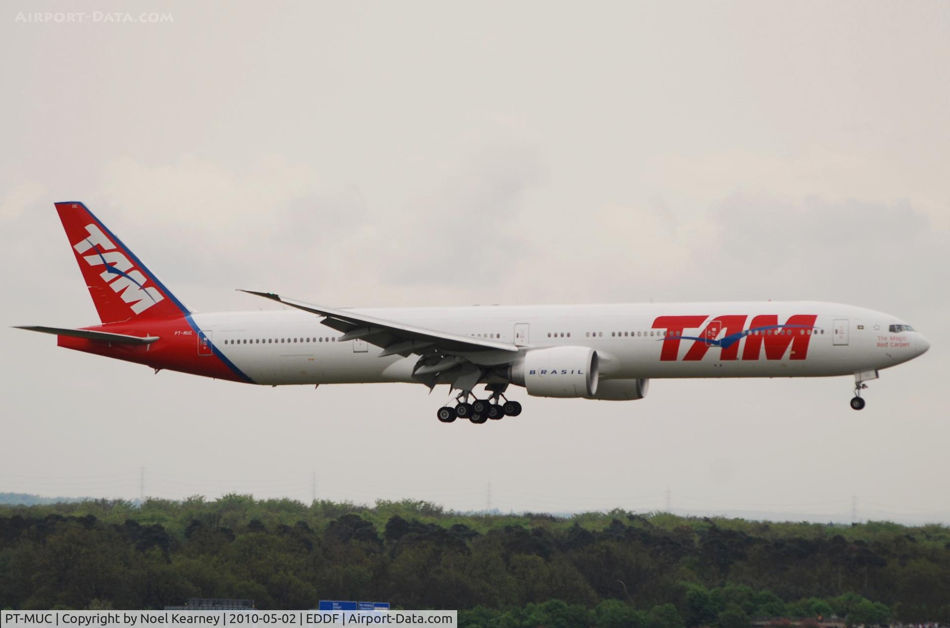 PT-MUC, 2008 Boeing 777-32W/ER C/N 37666, Landing Rwy 25L in the rain...