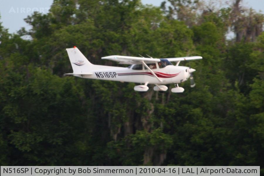 N516SP, 2000 Cessna 172S C/N 172S8375, Arriving at Lakeland, FL during Sun N Fun 2010.