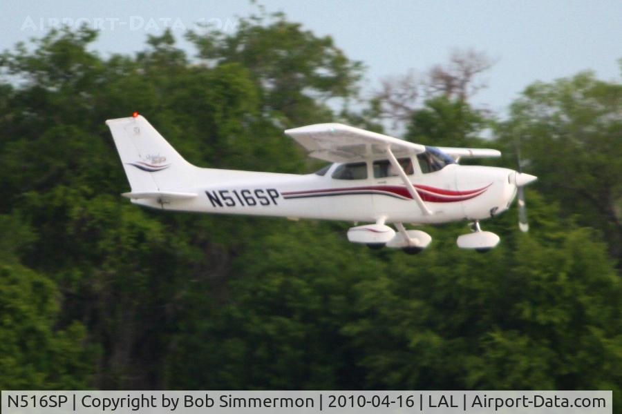 N516SP, 2000 Cessna 172S C/N 172S8375, Arriving at Lakeland, FL during Sun N Fun 2010.