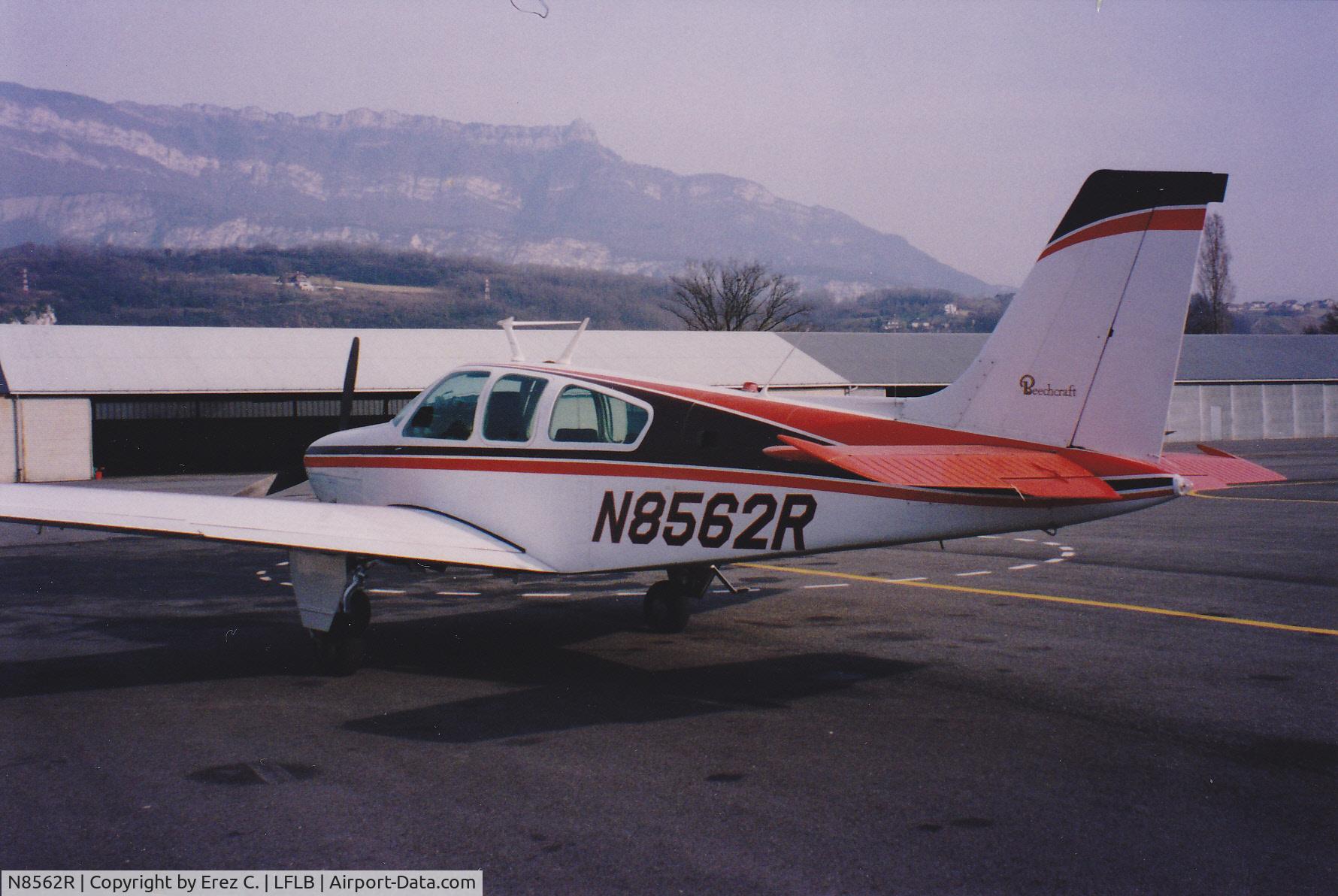 N8562R, 1974 Beech F33A Bonanza C/N CE-534, original paint scheme