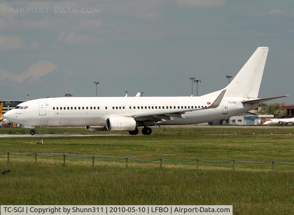 TC-SGI, 1998 Boeing 737-86J C/N 28069, Lining up rwy 32R for departure... Air Algerie flight...