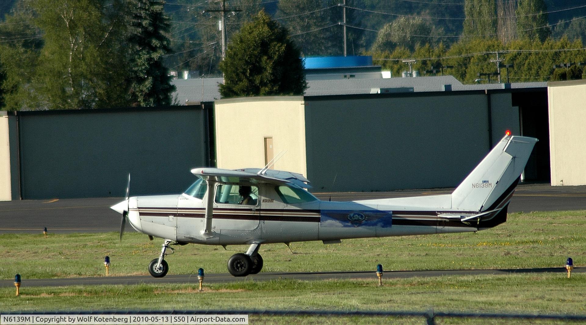 N6139M, 1980 Cessna 152 C/N 15284630, rolling towart the active