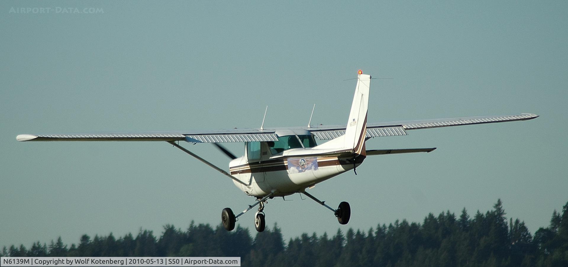 N6139M, 1980 Cessna 152 C/N 15284630, seconds from touchdown