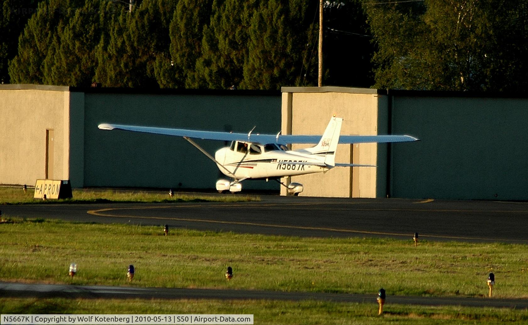 N5667K, 2001 Cessna 172S C/N 172S8991, rolling toward the gas tanks