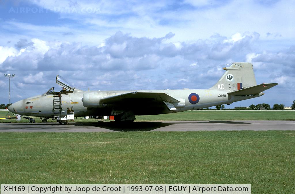 XH169, 1960 English Electric Canberra PR.9 C/N SH1733, In 1993 we were invited to Wyton for a base visit. There were still lots of Canberras at the field than. Quite impreesive!