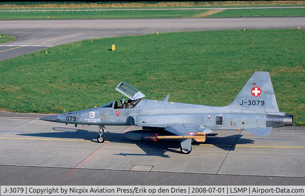 J-3079, 1984 Northrop F-5E Tiger II C/N L.1079, Swiss AF F-5E fighter on the taxitrack of Payerne AB with special badge of the last Swiss AF Pilots School Class oN the F-5