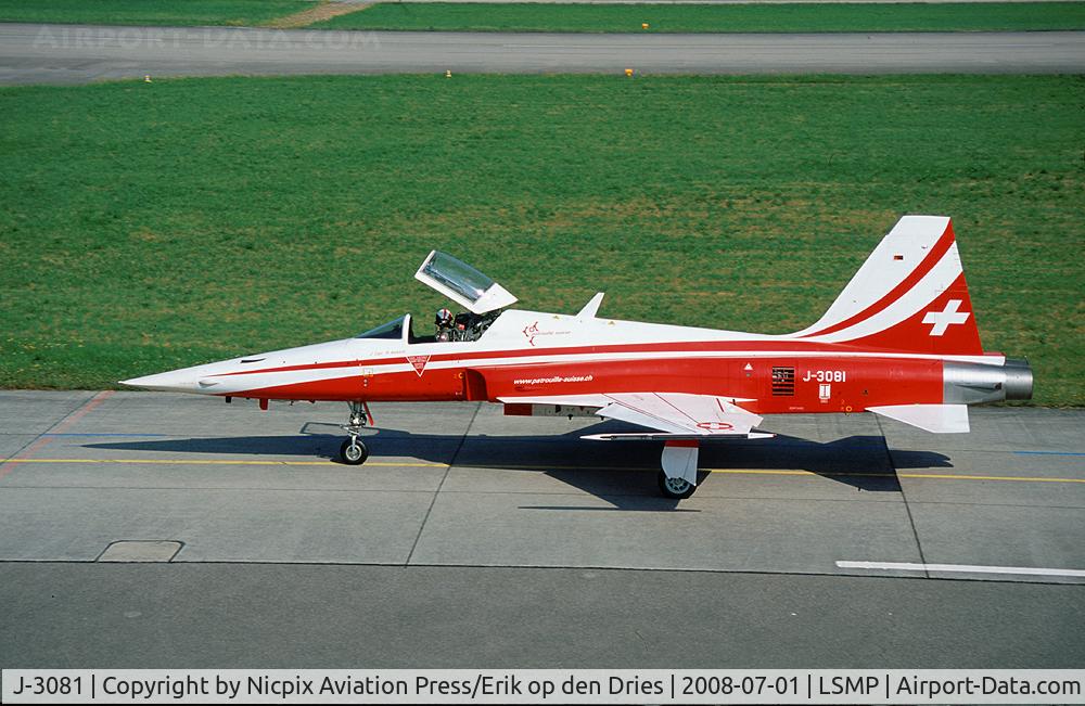 J-3081, Northrop F-5E Tiger II C/N L.1081, Patrouille de Suisse F-5E Tiger with registration J-3081 on the taxitrack of Payerne AB