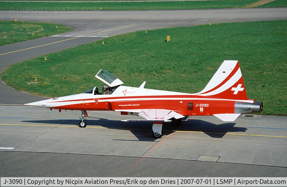 J-3090, 1981 Northrop F-5E Tiger II C/N L.1090, Patrouille de Suisse F-5E Tiger with registration J-3090 on the taxi track at Payerne AB