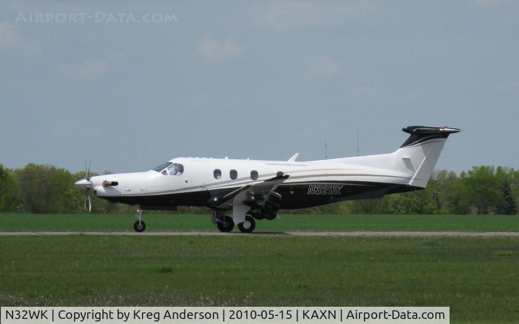 N32WK, 2008 Pilatus PC-12/47E C/N 1046, Arriving on runway 22.