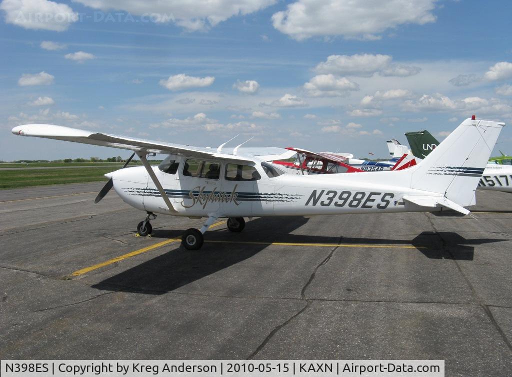 N398ES, 1997 Cessna 172R C/N 17280156, Cessna 172R Skyhawk on the line.