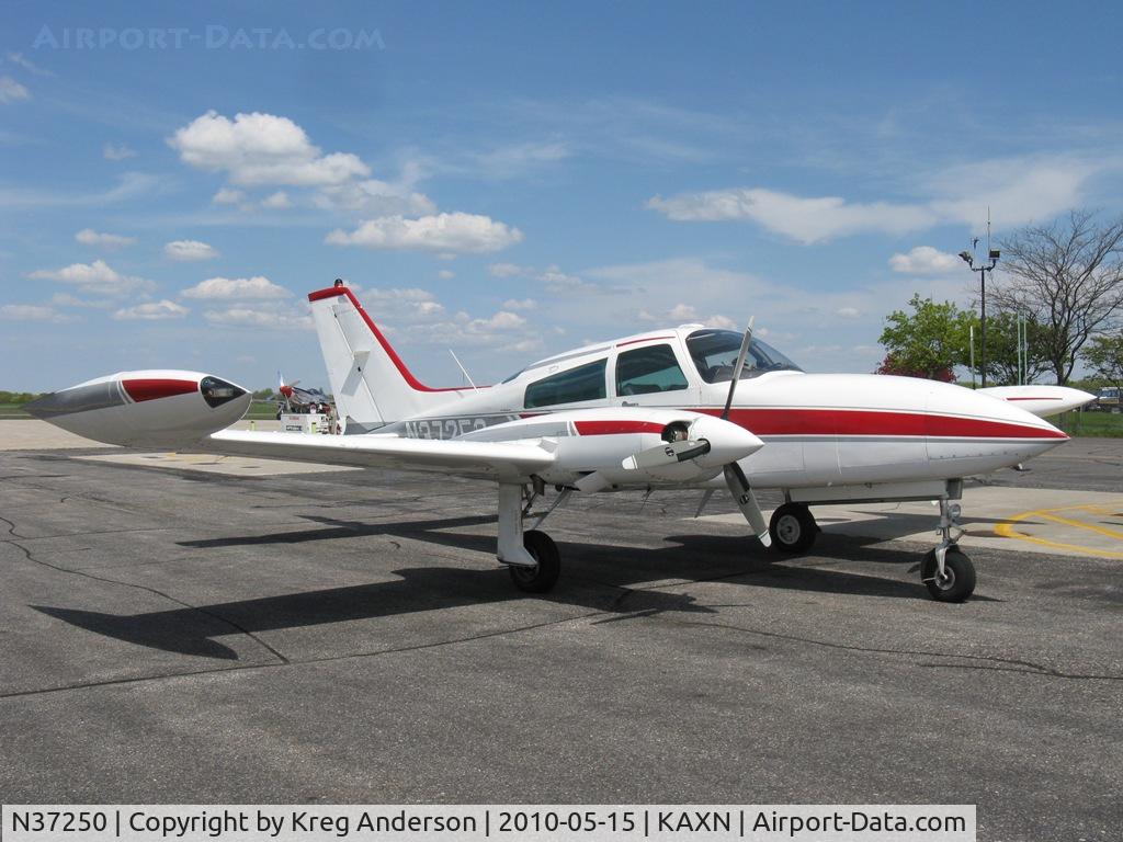 N37250, Cessna 310R C/N 310R0976, Cessna 310R getting gas.