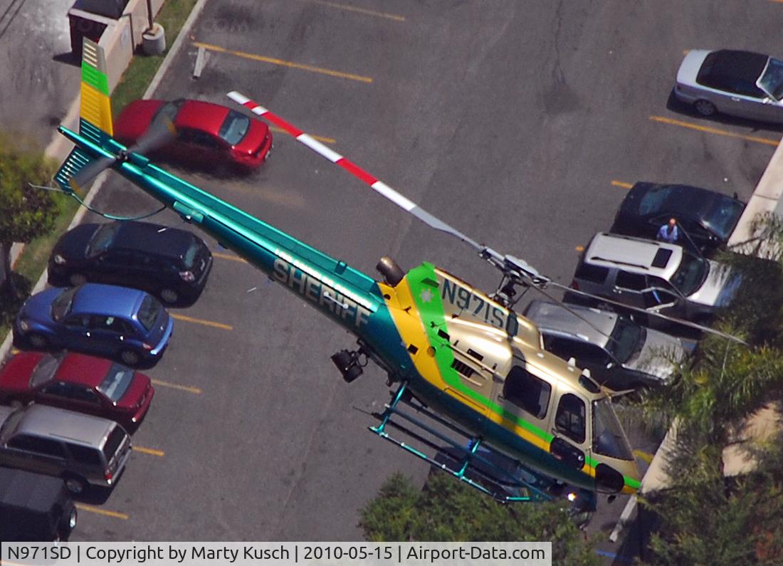 N971SD, 2003 Eurocopter AS-350B-2 Ecureuil C/N 3747, Working a call in West Hollywood.