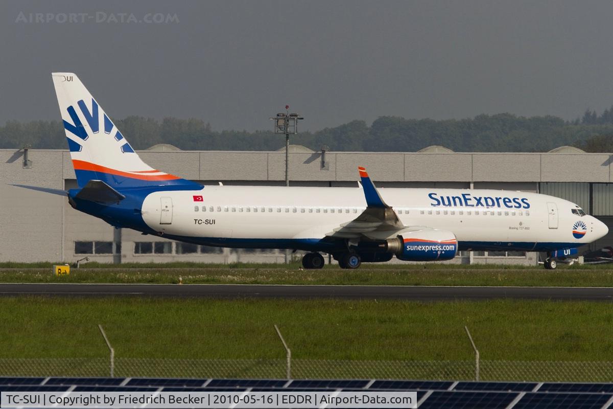 TC-SUI, 2003 Boeing 737-8CX C/N 32367, taxying to the gate