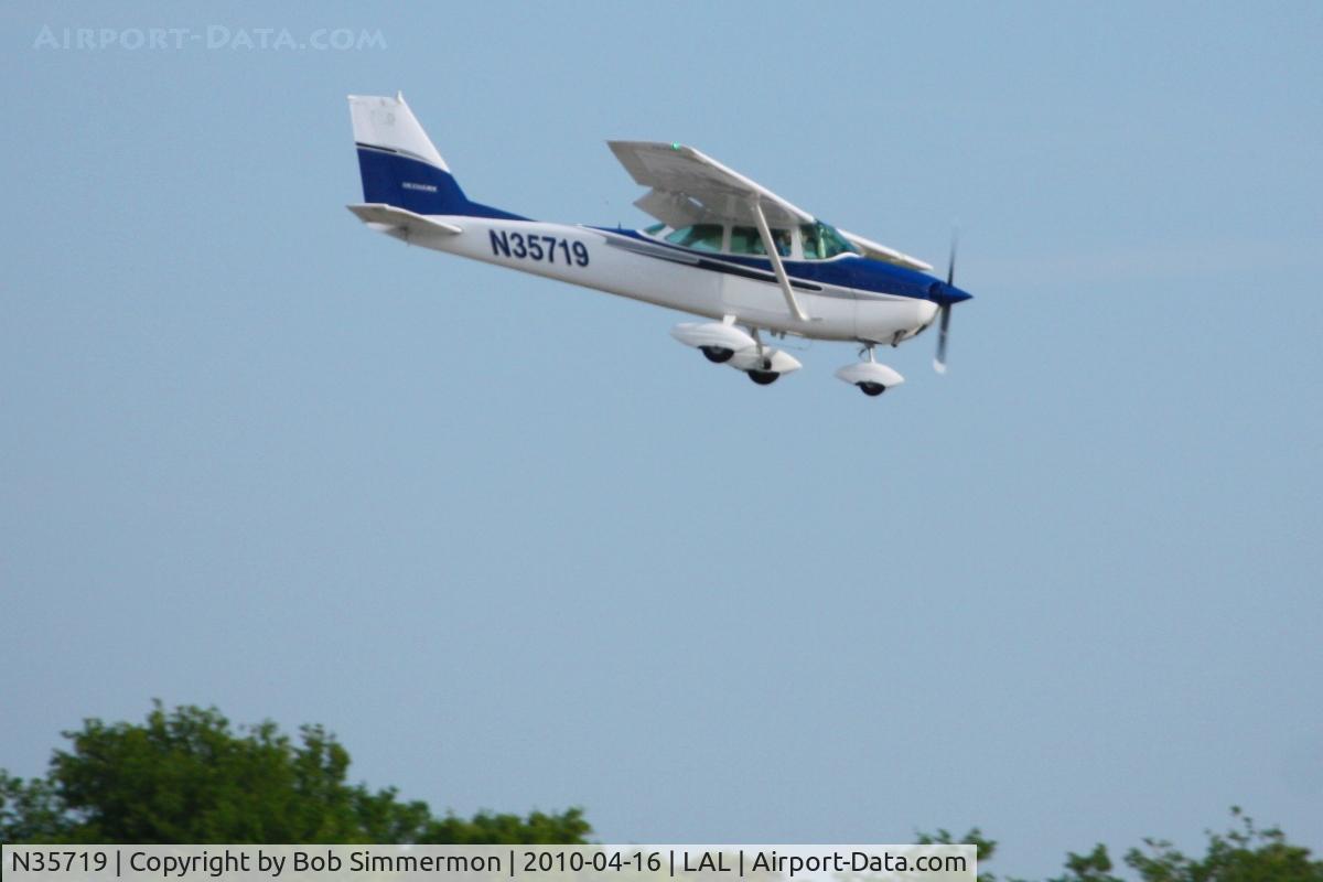 N35719, 1968 Cessna 172I C/N 17256932, Arriving at Lakeland, FL during Sun N Fun 2010.