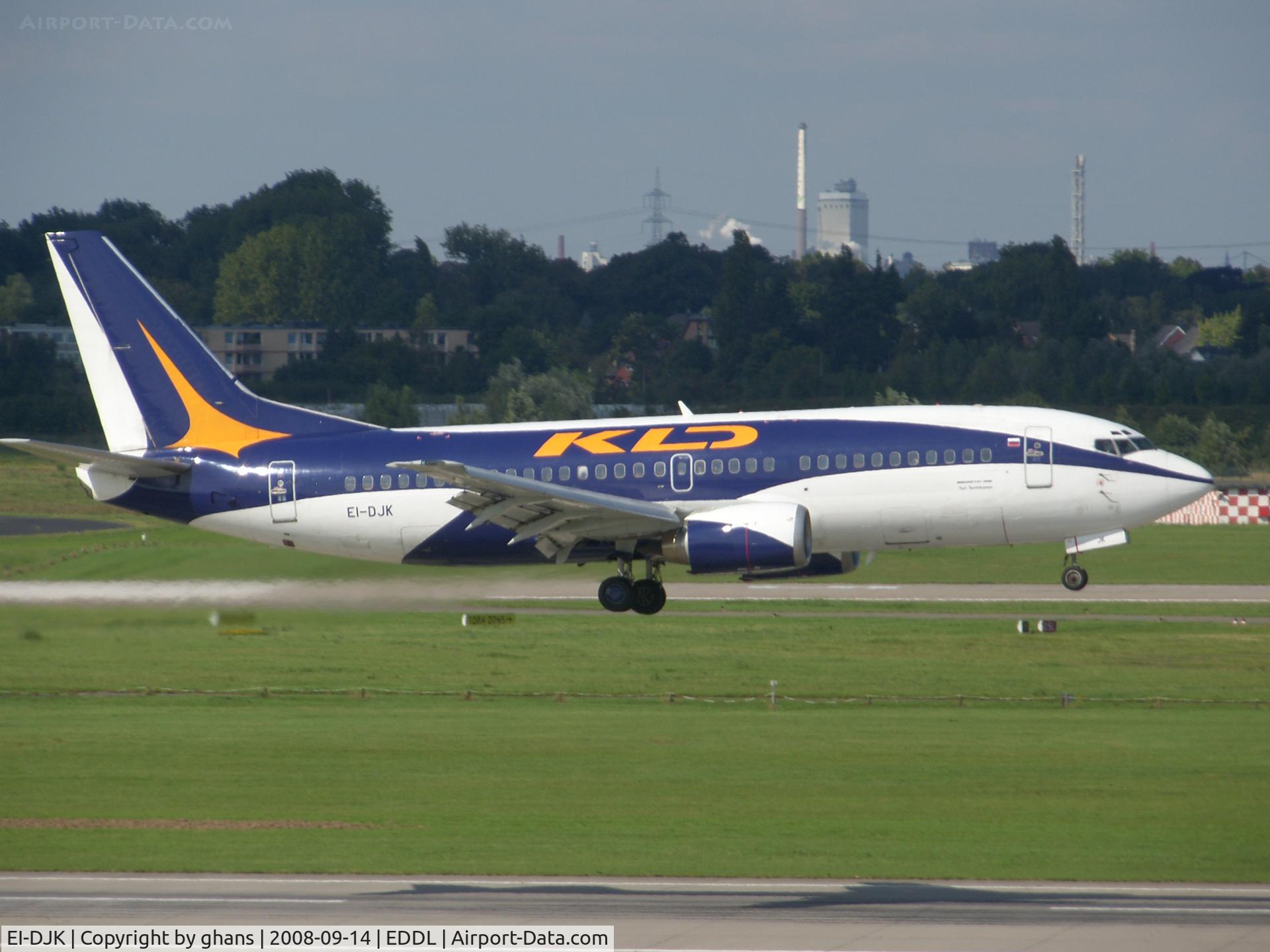 EI-DJK, 1989 Boeing 737-382 C/N 24365, Just before landing 05R