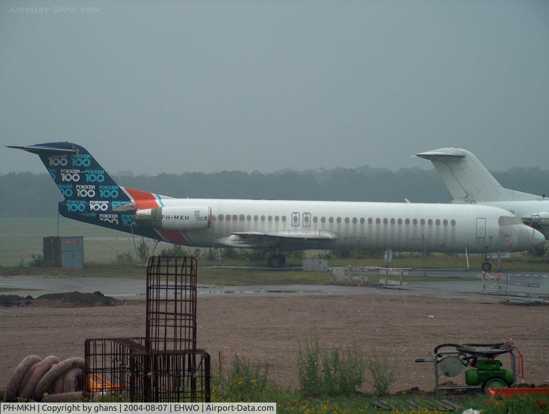 PH-MKH, 1986 Fokker 70 (F-28-0070) C/N 11242, Needs a cleaningjob