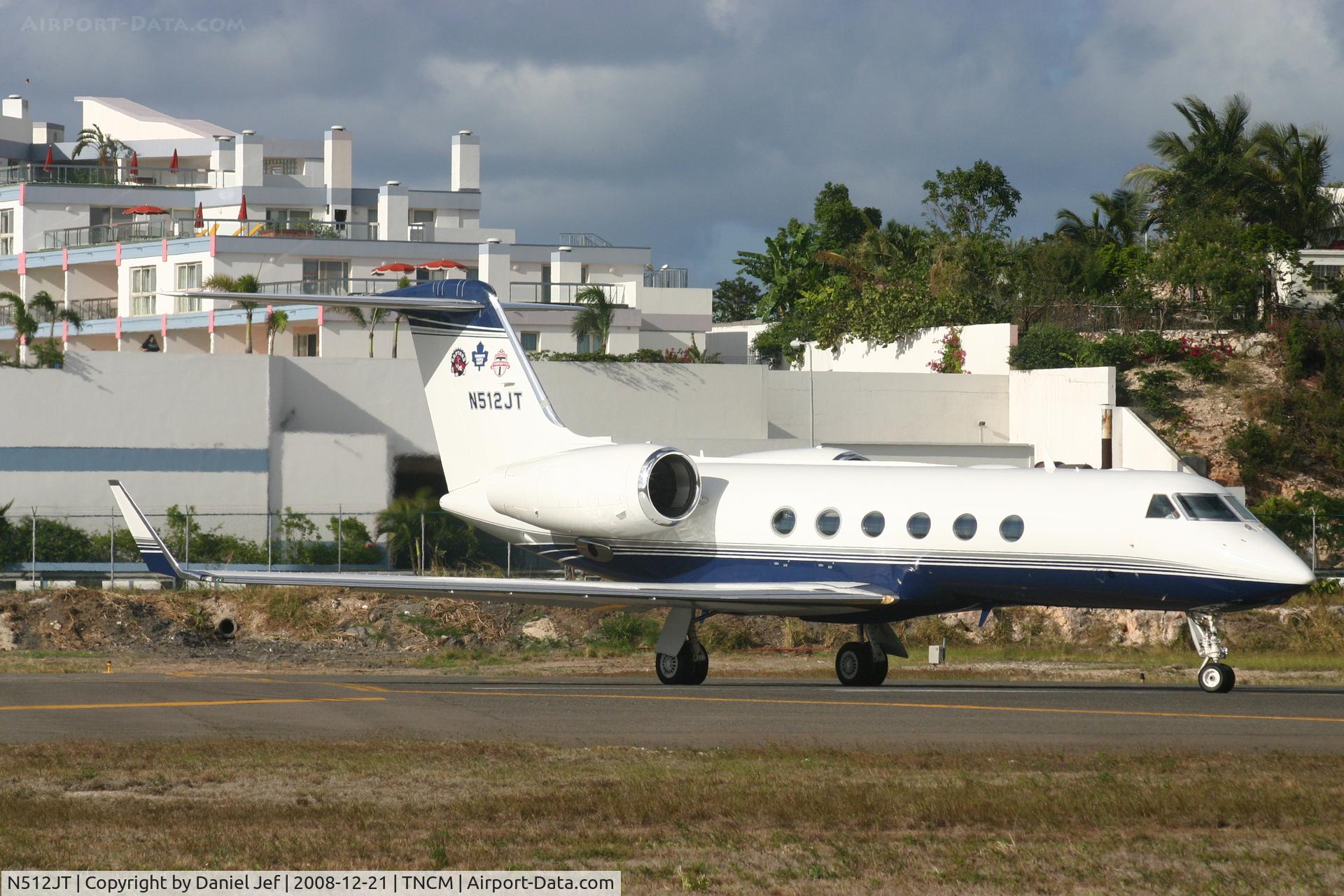 N512JT, 2004 Gulfstream Aerospace GIV-X (G450) C/N 4005, N512JT making the final turn at the tresh hold for departure on runway 10
