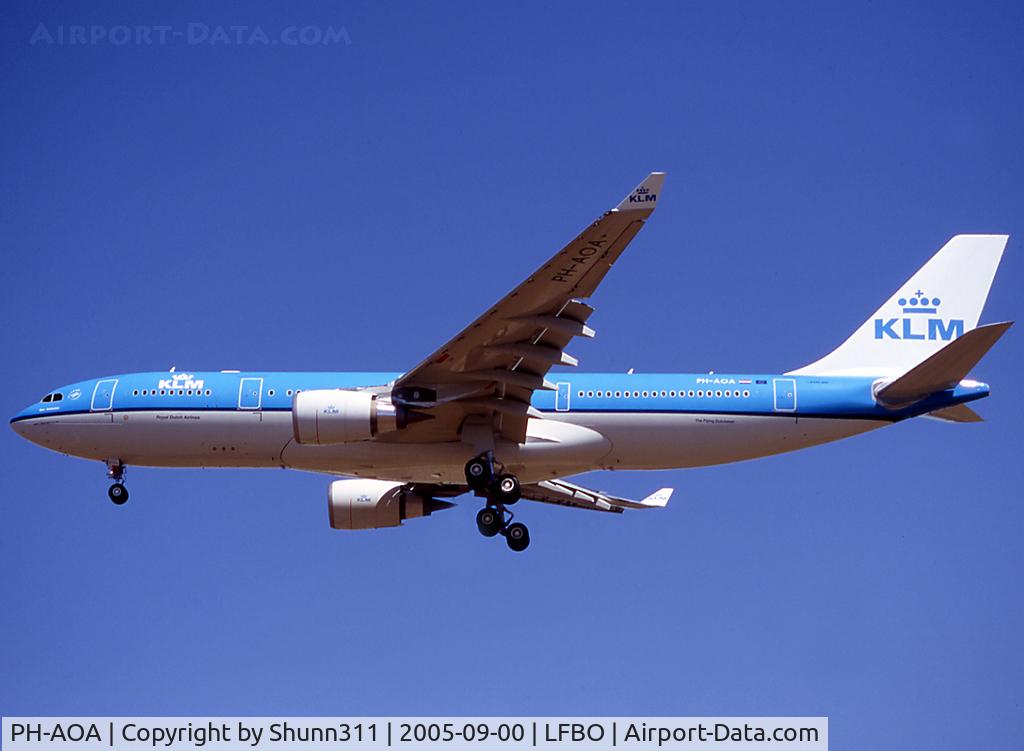 PH-AOA, 2005 Airbus A330-203 C/N 682, Landing rwy 32L