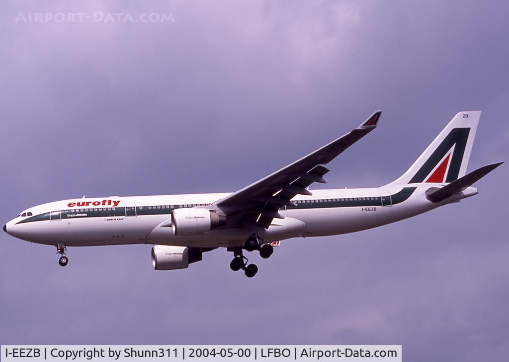 I-EEZB, 2000 Airbus A330-223 C/N 364, Landing rwy 32L