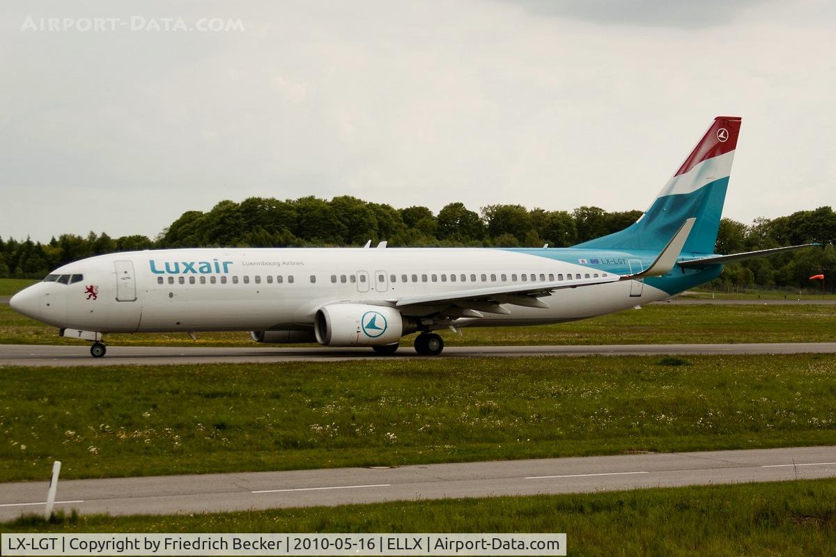 LX-LGT, 2000 Boeing 737-8K5 C/N 28228, taxying to the active
