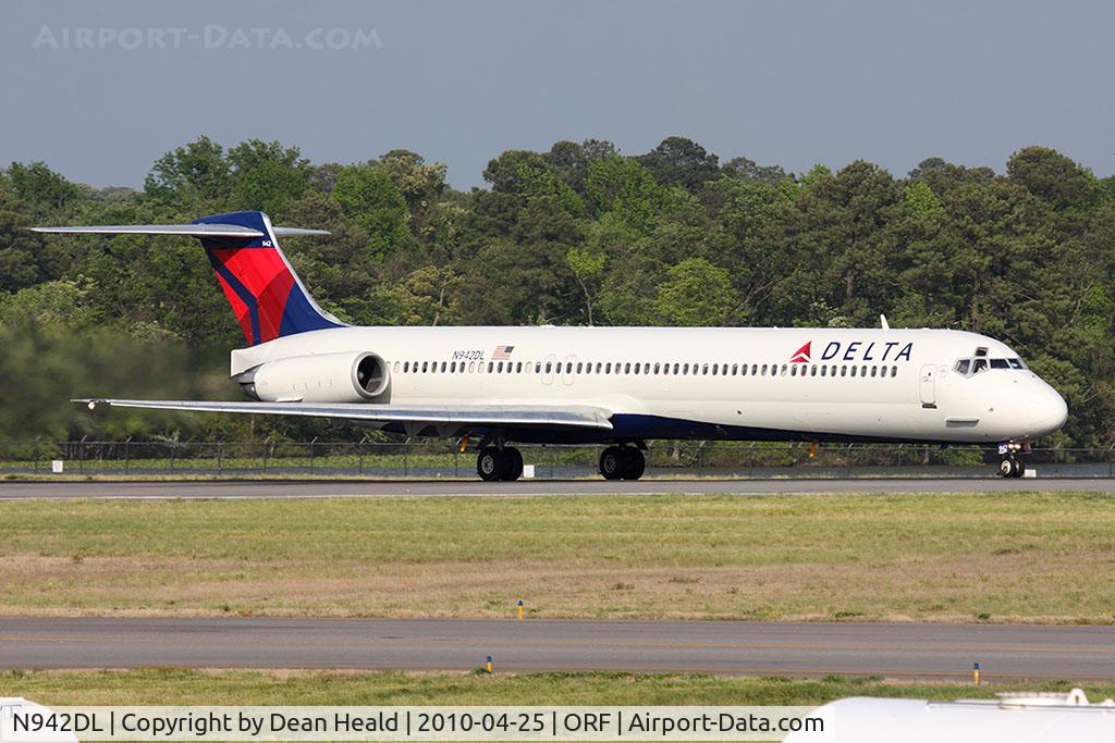 N942DL, 1989 McDonnell Douglas MD-88 C/N 49815, Delta Air Lines 942DL (FLT DAL1128) starting takeoff roll on RWY 23 enroute to Hartsfield-Jackson Atlanta Int'l (KATL).