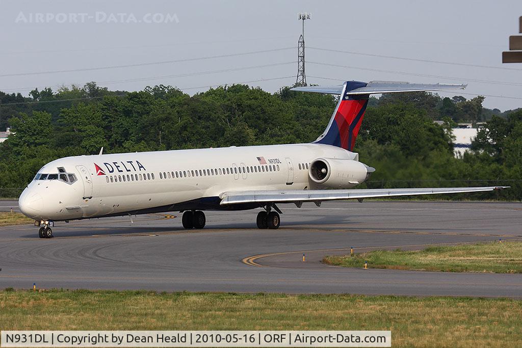 N931DL, 1988 McDonnell Douglas MD-88 C/N 49718, Delta AirLines N931DL (FLT DAL1238) exiting RWY 5 at taxiway Echo after arrival from Hartsfield-Jackson Atlanta Int'l (KATL).