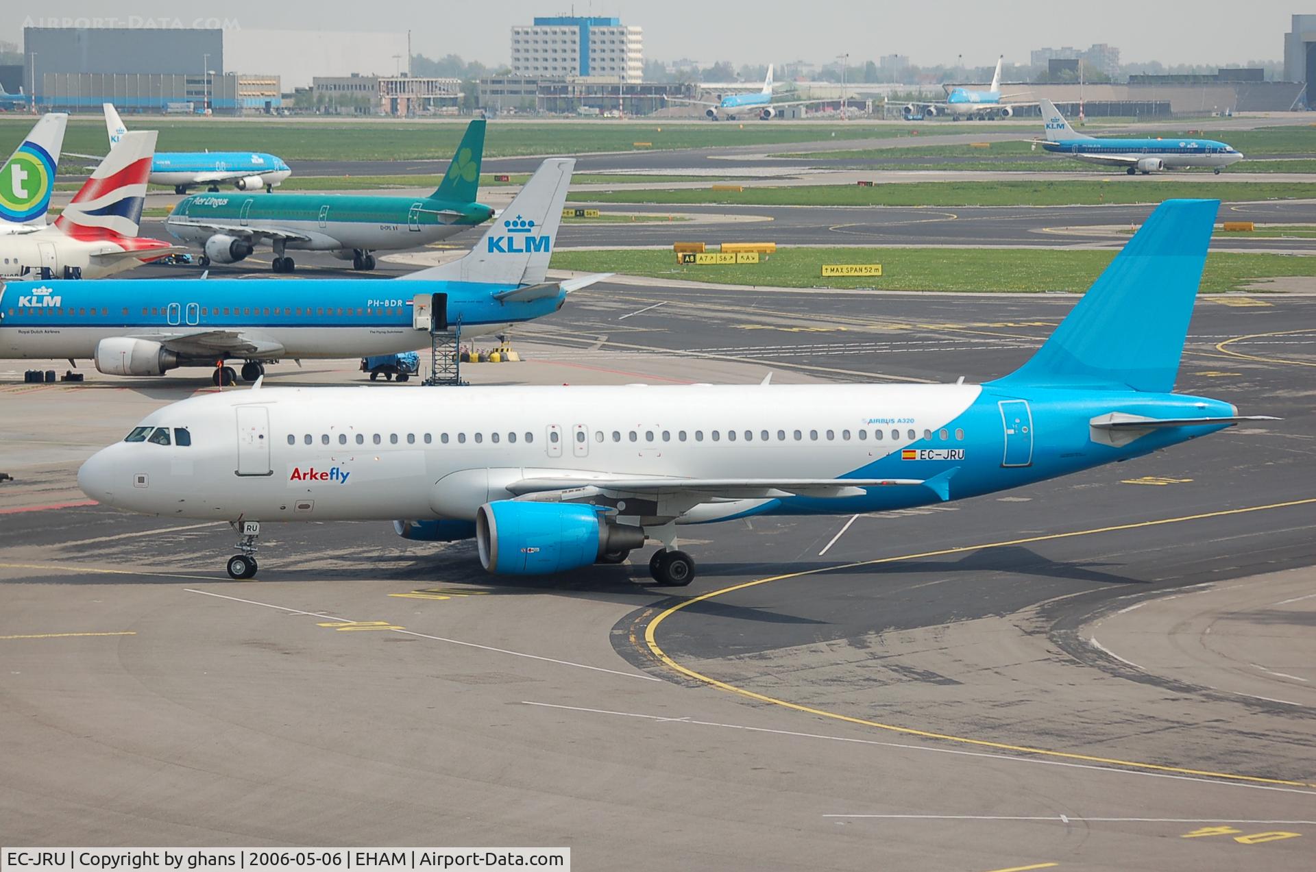 EC-JRU, 2001 Airbus A320-214 C/N 1597, Leased to Arkefly
