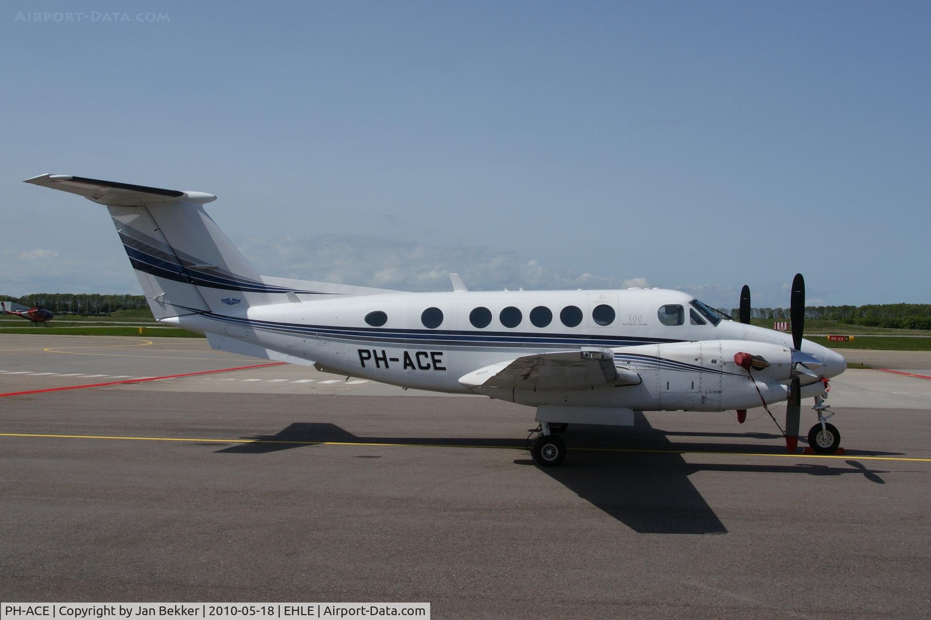 PH-ACE, 1985 Beech 300 C/N FA-80, Platform Lelystad