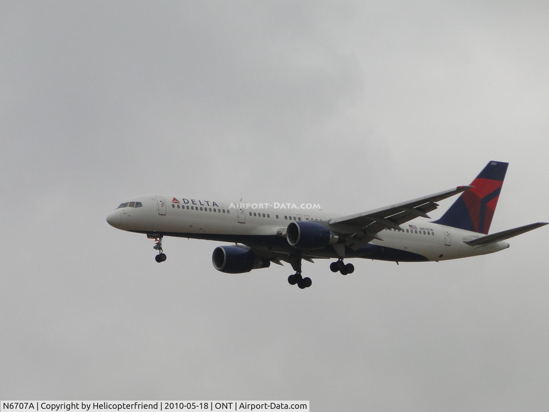 N6707A, 2000 Boeing 757-232 C/N 30395, On a foggy final to Ontario