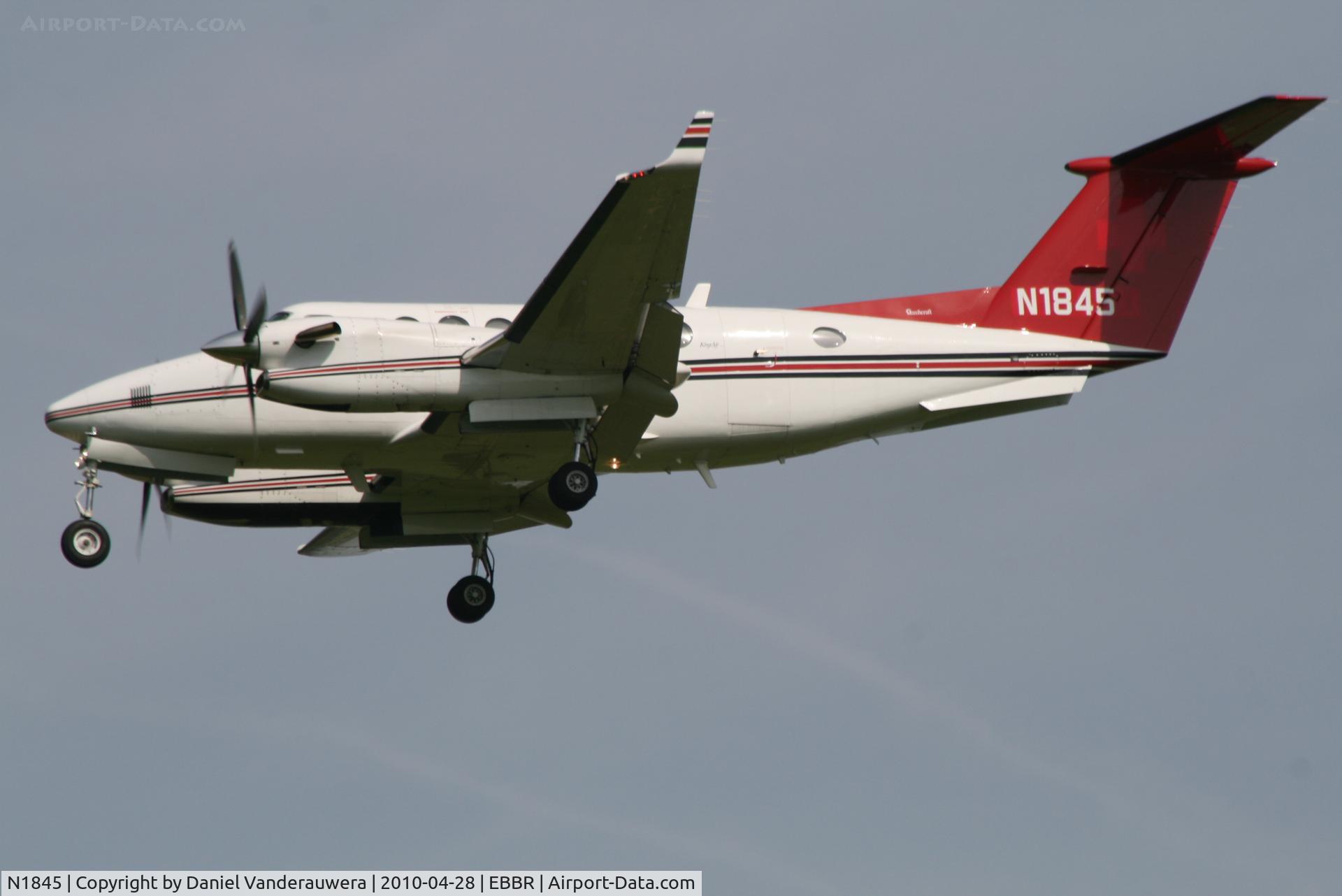 N1845, Raytheon King Air 350 (B300) C/N FL-327, Descending to RWY 25L