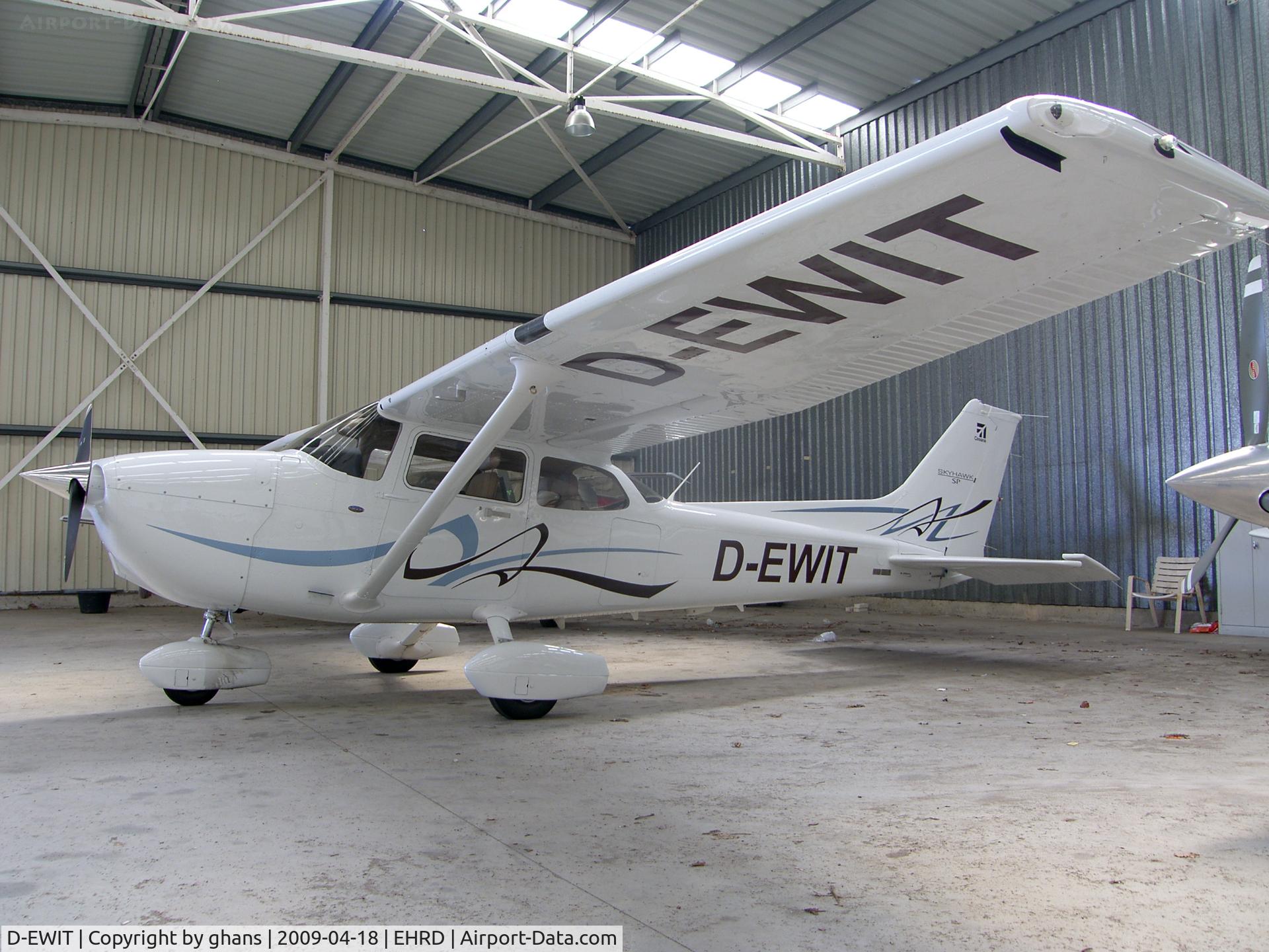 D-EWIT, 2008 Cessna 172S Skyhawk SP C/N 172S10803, Inside hangar at Rotterdam