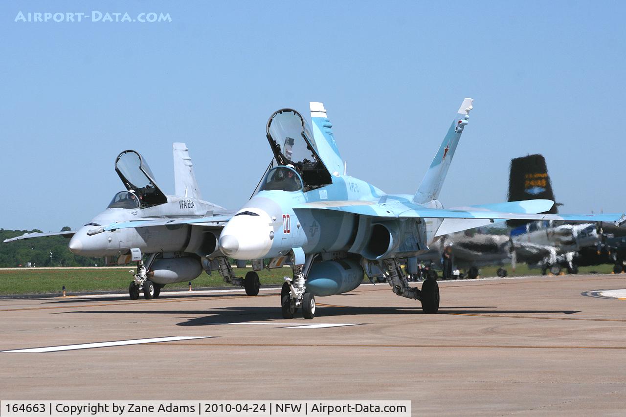 164663, 1992 McDonnell Douglas F/A-18C Hornet C/N 1090, At the 2010 NAS-JRB Fort Worth Airshow