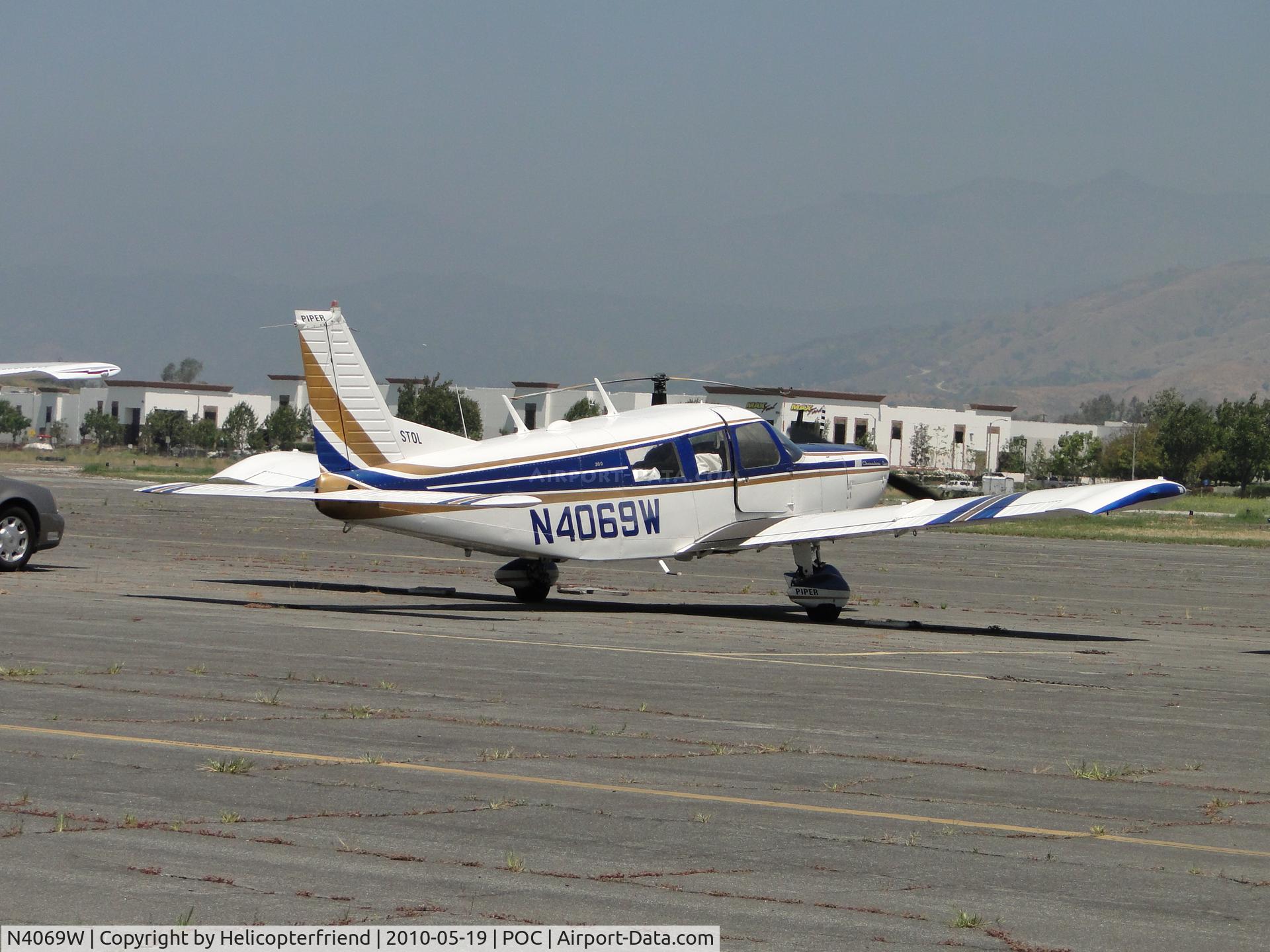 N4069W, 1966 Piper PA-32-300 Cherokee Six Cherokee Six C/N 32-40107, Warming up and getting ready to depart