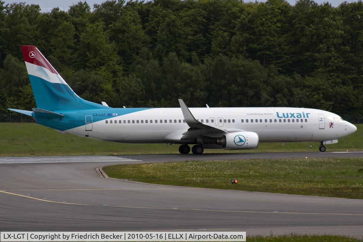 LX-LGT, 2000 Boeing 737-8K5 C/N 28228, departure via RW24