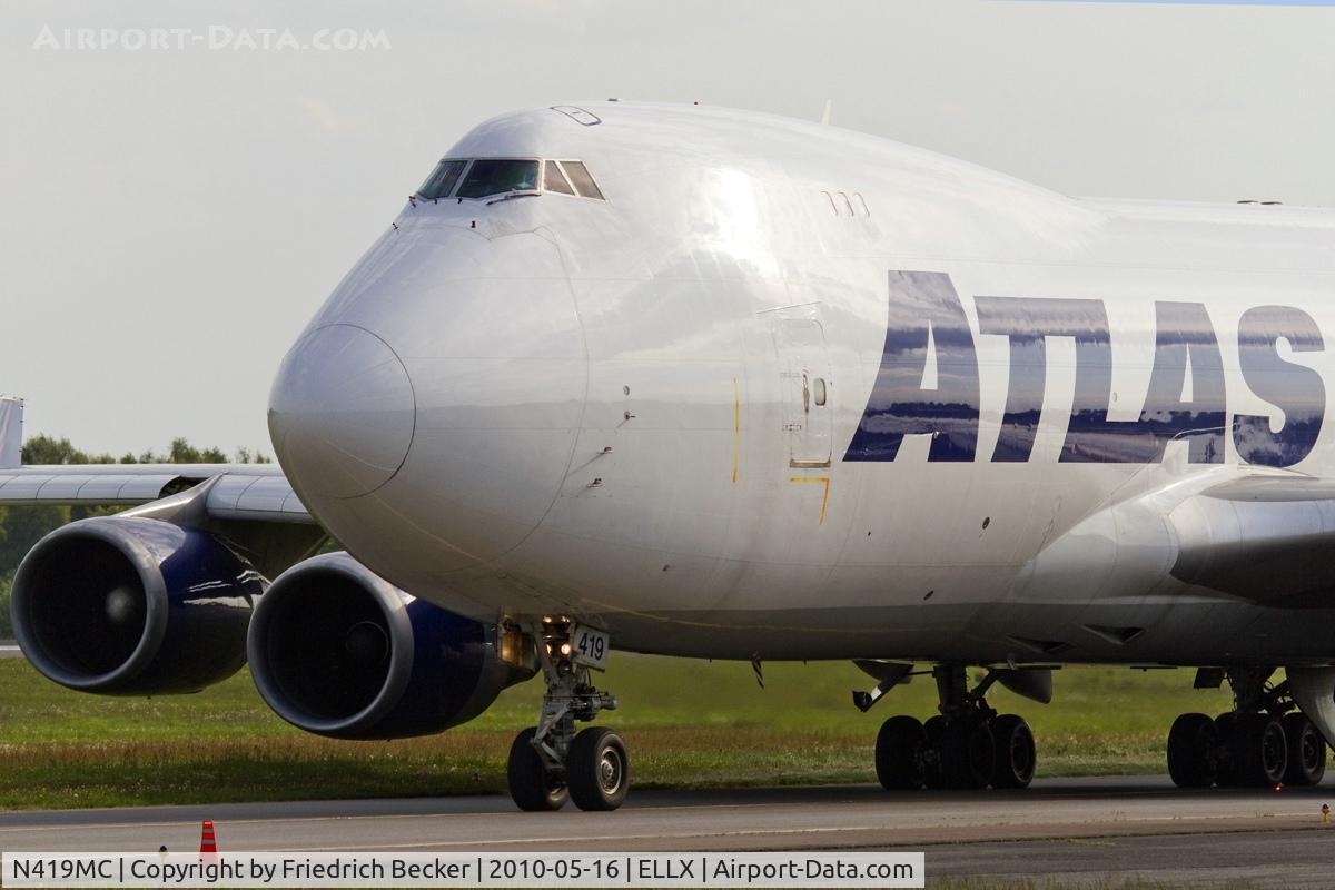 N419MC, 1996 Boeing 747-48EF C/N 28367, taxying to the active