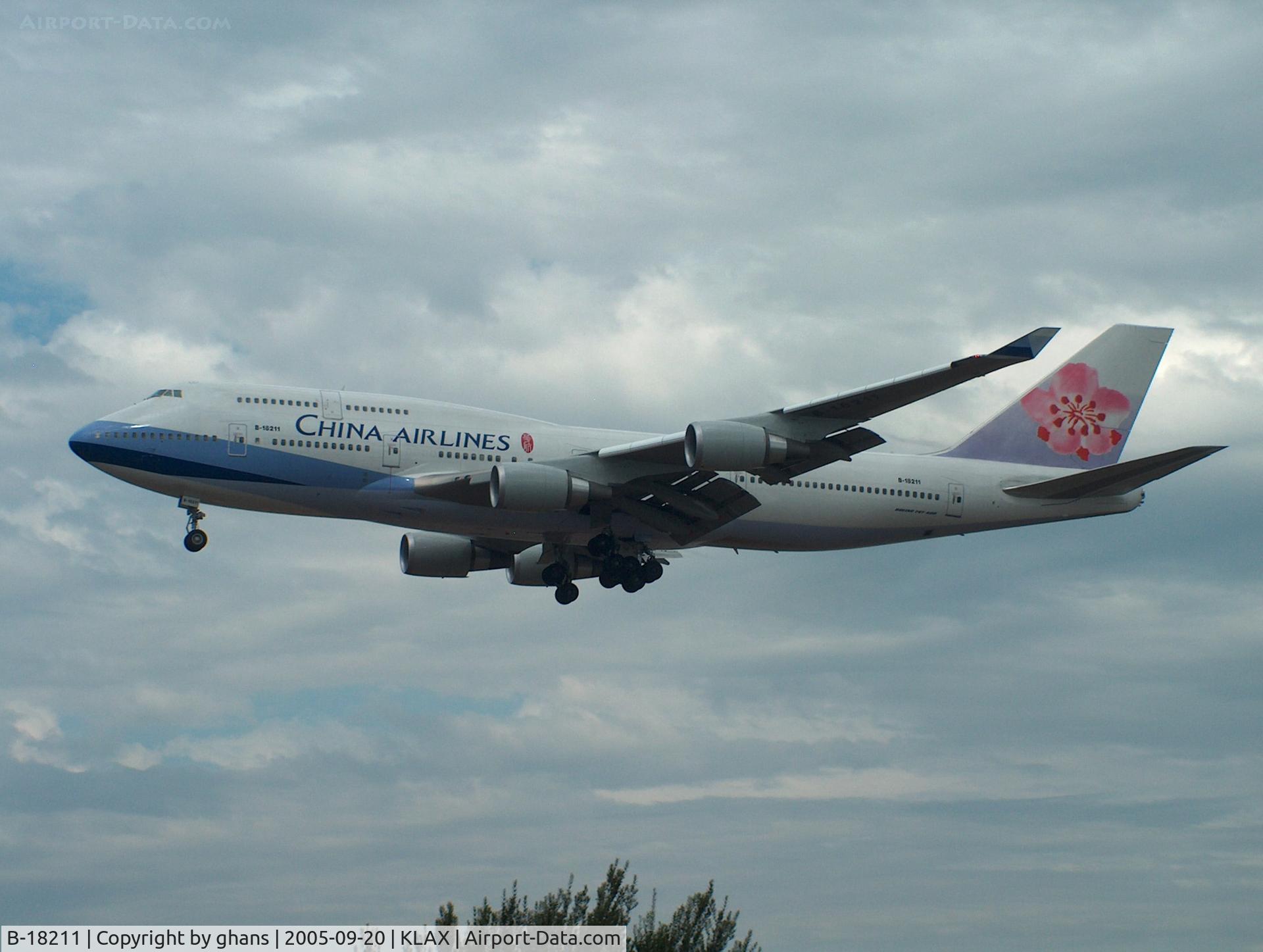 B-18211, 2004 Boeing 747-409 C/N 33735, Landing 24L