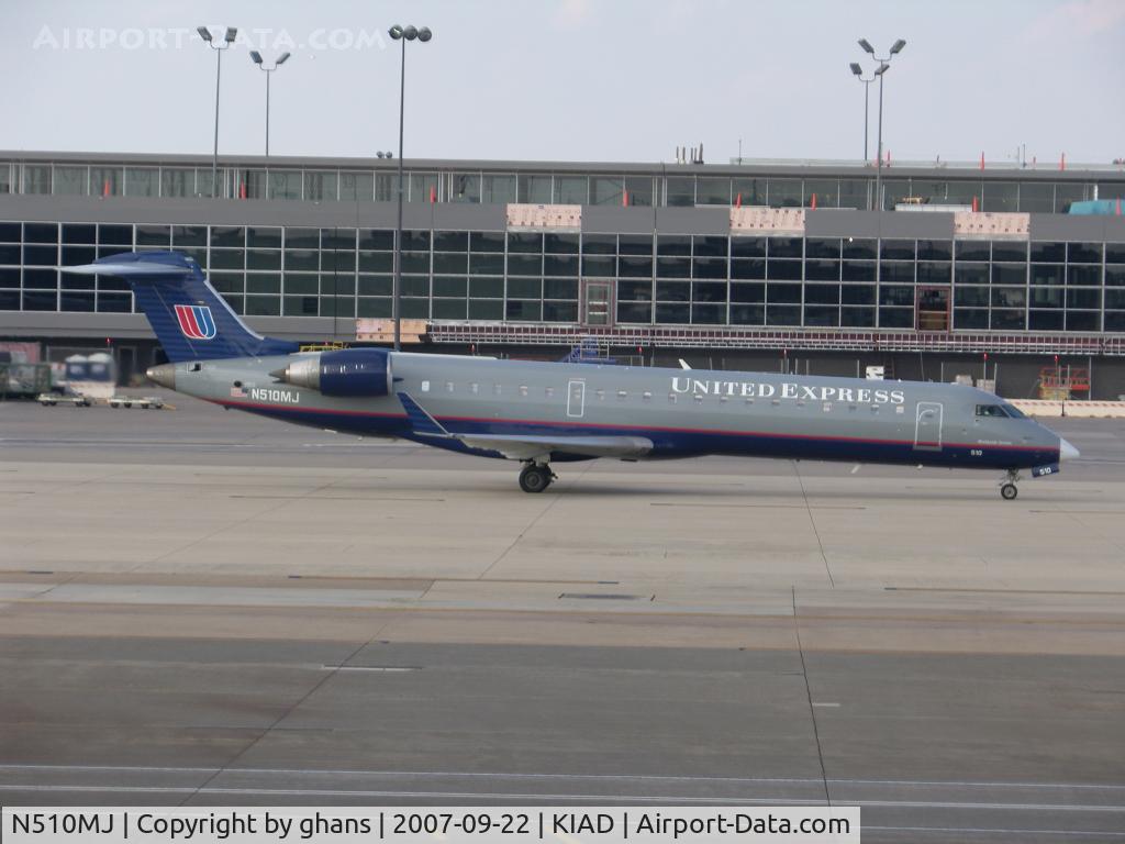 N510MJ, 2003 Bombardier CRJ-700 (CL-600-2C10) Regional Jet C/N 10101, Taxiing to the gates