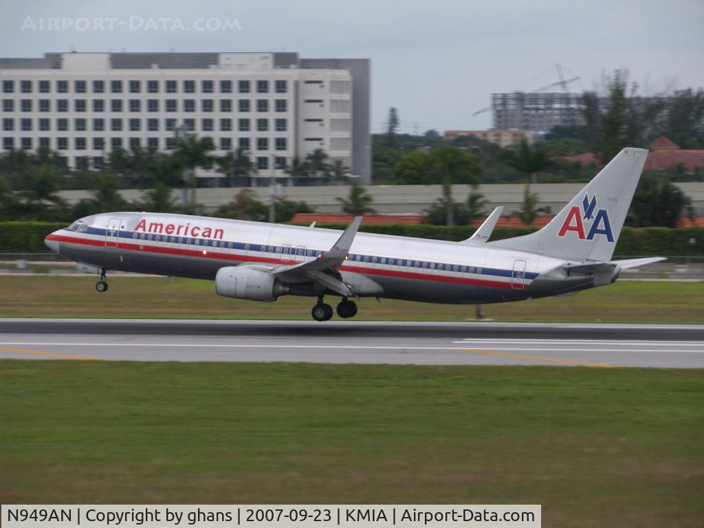N949AN, 2000 Boeing 737-823 C/N 29537, Landing at MIA
