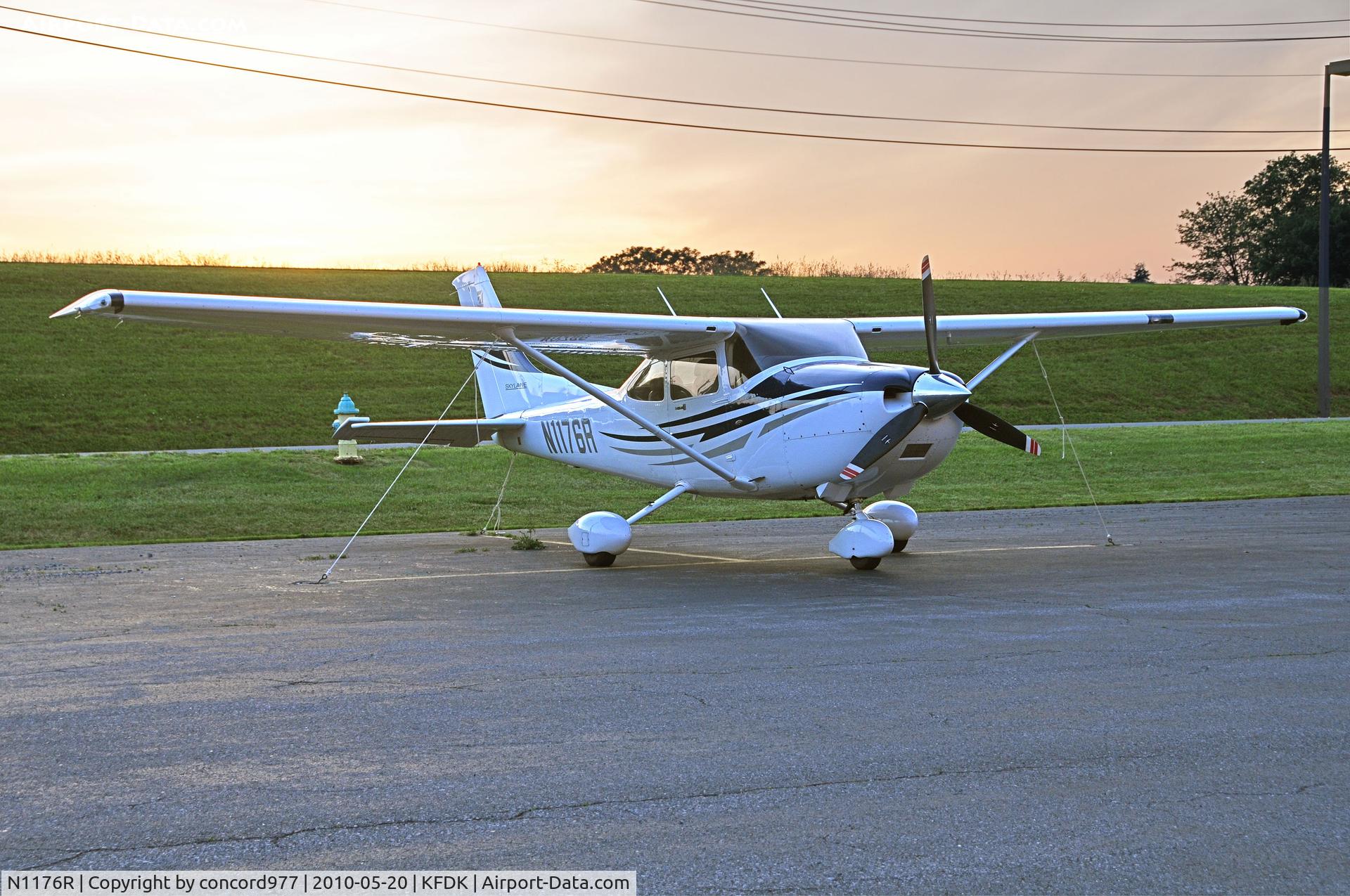 N1176R, 2005 Cessna 182T Skylane C/N 18281688, Seen at KFDK on 5/20/2010.