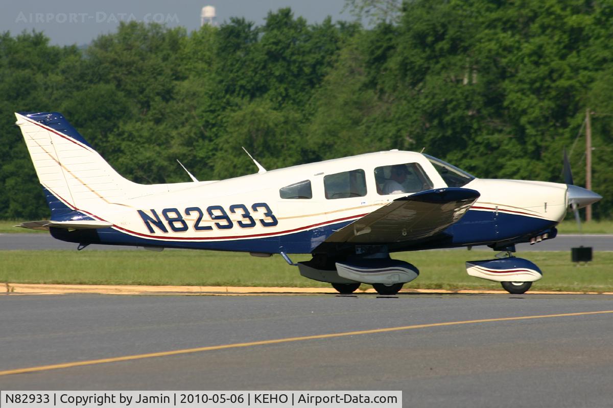 N82933, 1980 Piper PA-28-236 Dakota C/N 28-8111023, Taxiing down the hill for departure.