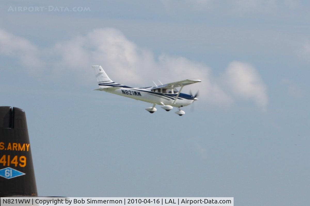 N821WW, 2006 Cessna 182T Skylane C/N 18281828, Arriving at Lakeland, FL during Sun N Fun 2010.