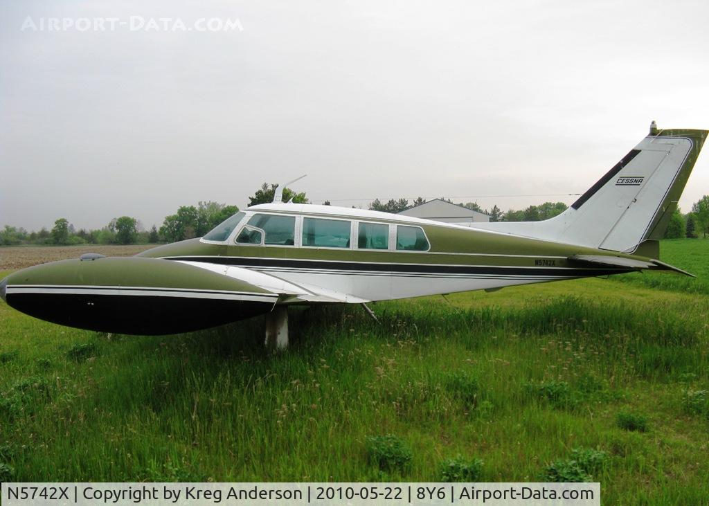 N5742X, 1961 Cessna 320 Skyknight C/N 320-0042, Tied down at 8Y6.