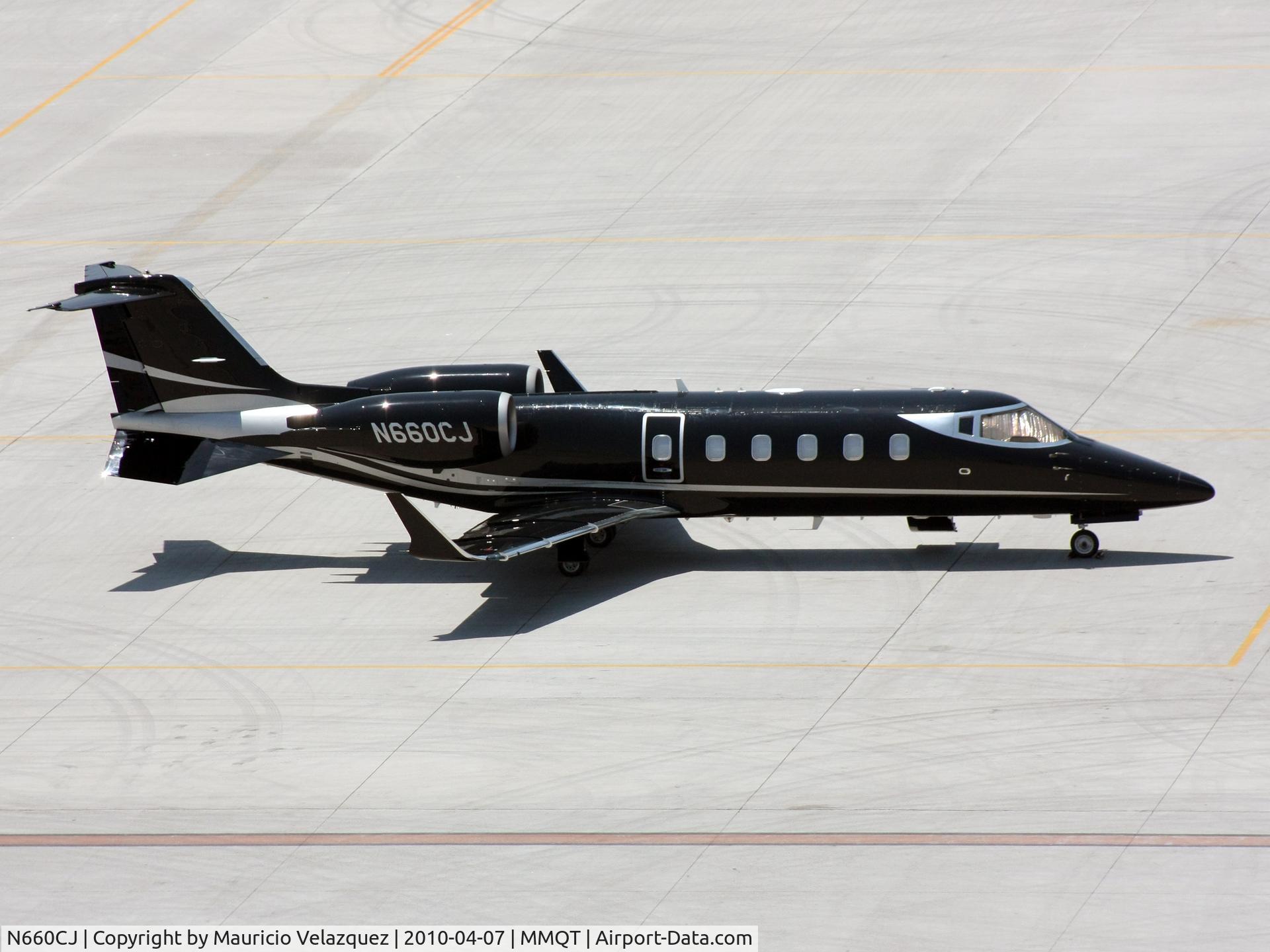N660CJ, 1998 Learjet Inc 60 C/N 126, waiting for passengers