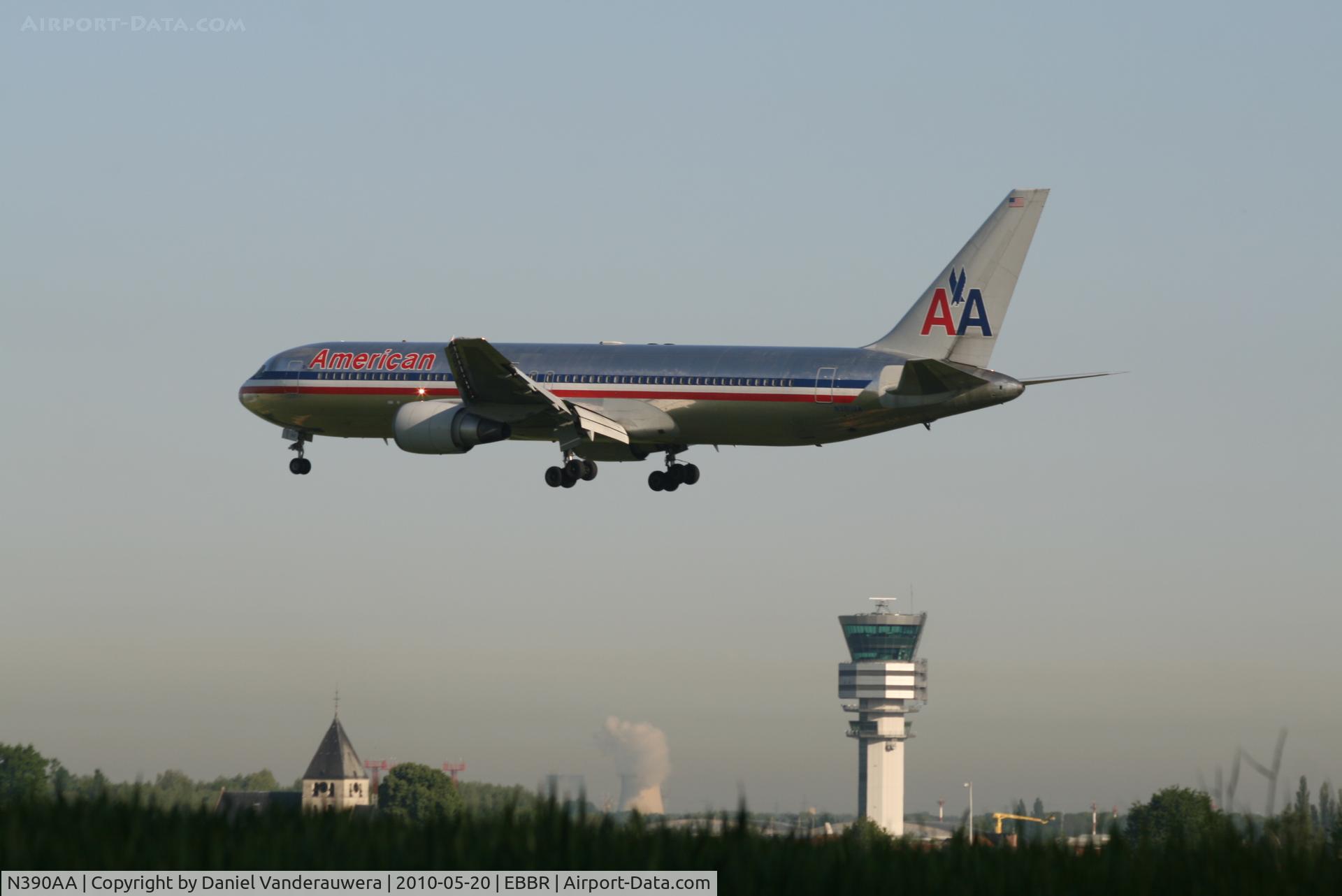 N390AA, 1995 Boeing 767-323 C/N 27450, Early arrival of flight AA088 to RWY 25L