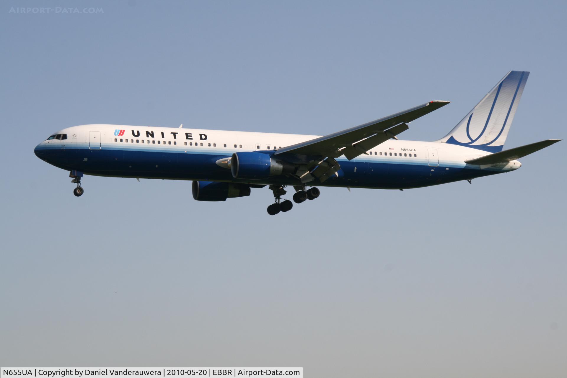 N655UA, 1992 Boeing 767-322/ER C/N 25393, Arrival of flight UA972 to RWY 25L