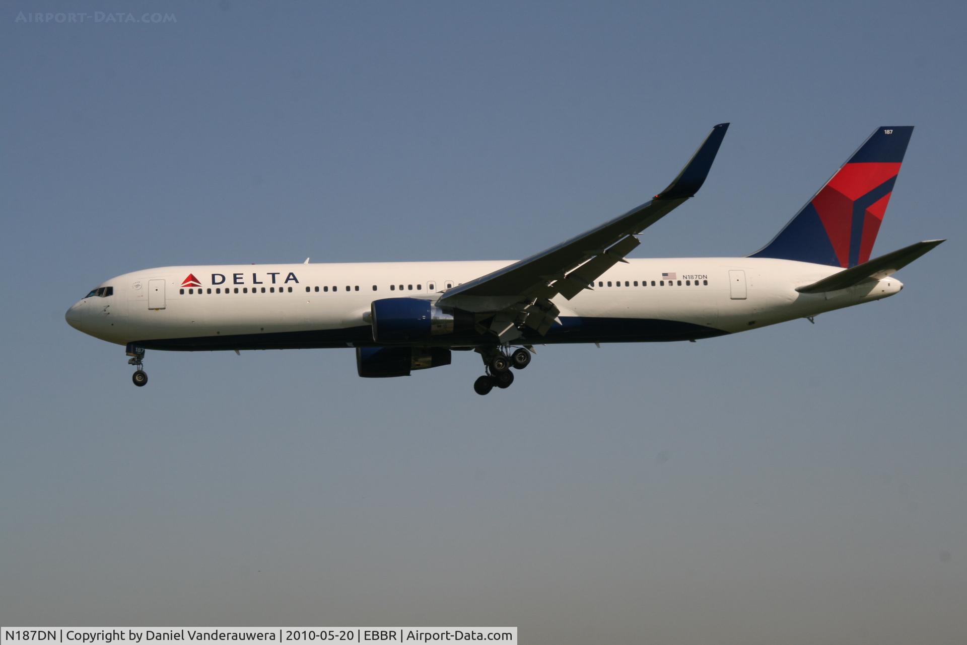 N187DN, 1996 Boeing 767-332/ER C/N 27582, Arrival of flight DL140 to RWY 25L   -  with winglets now