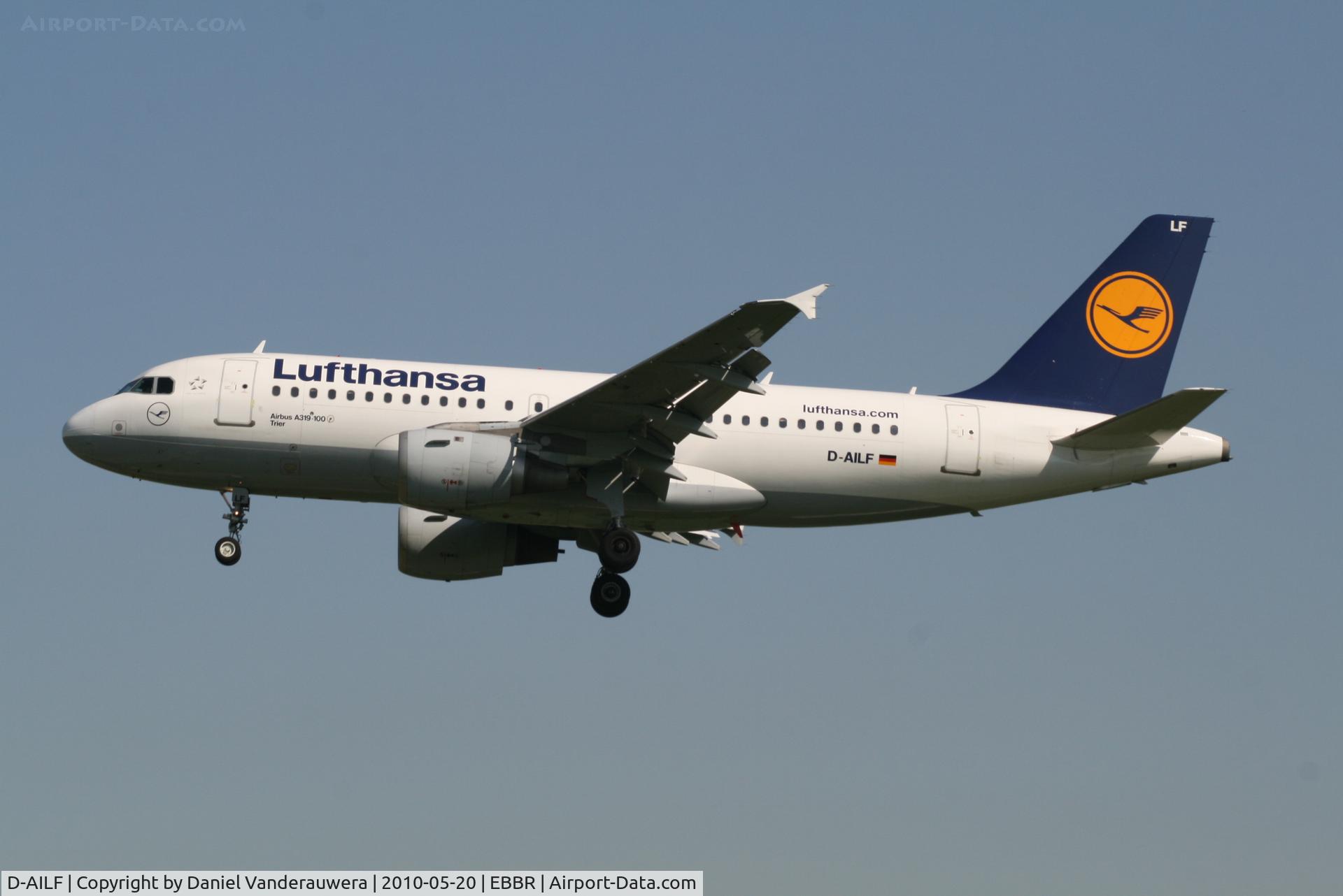 D-AILF, 1996 Airbus A319-114 C/N 636, Flight LH4602 is descending to RWY 25L