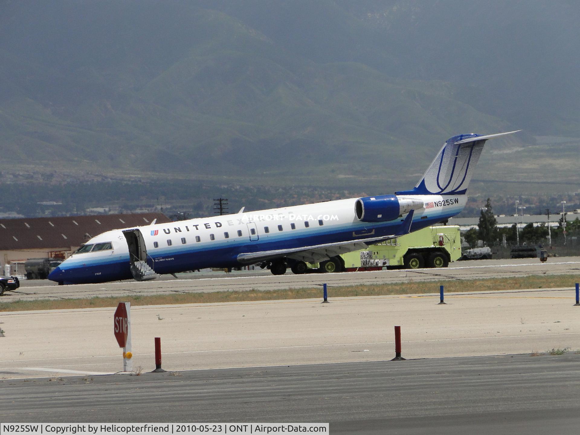N925SW, 2002 Bombardier CRJ-200LR (CL-600-2B19) C/N 7682, Sky West landed on runway 26L with nose wheel in the up position, excellent job of flying, no one hurt