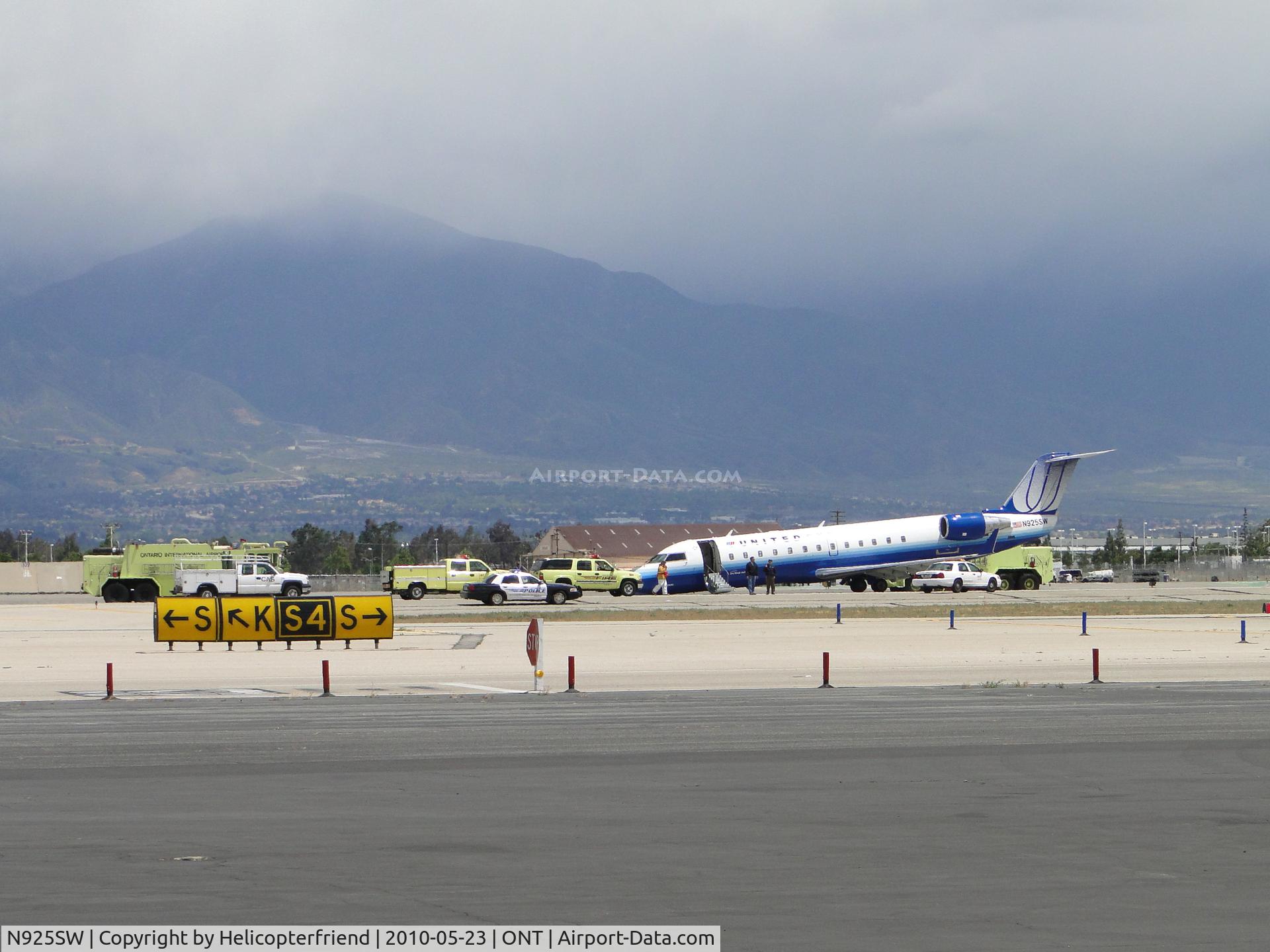 N925SW, 2002 Bombardier CRJ-200LR (CL-600-2B19) C/N 7682, Fire, Police, and Airport personnel surveying the Sky West, United Connection aircraft incident on runway 26L