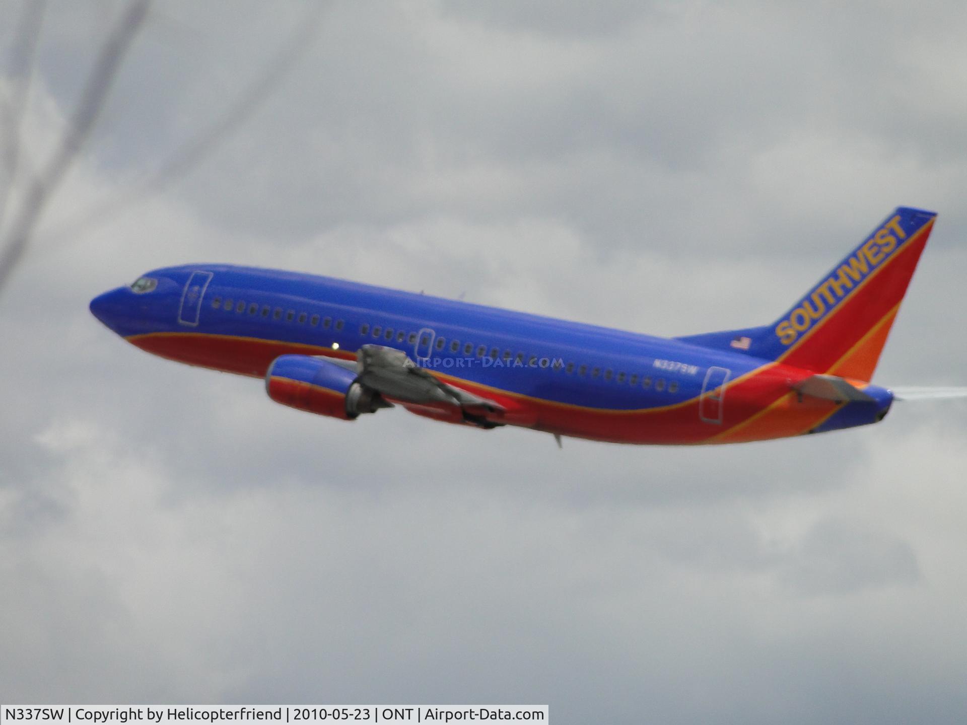 N337SW, 1988 Boeing 737-3H4 C/N 23959, Taking off from runway 26R